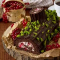 Bûche au chocolat - czekoladowa rolada biszkoptowa z bitą śmietaną i porzeczkami