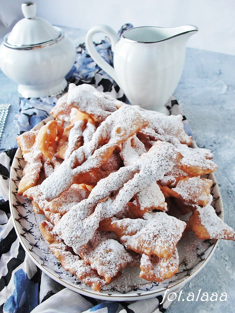 Faworki na krupczatce z mascarpone