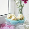 Cupcakes z wiśniami i kremem z białej czekolady