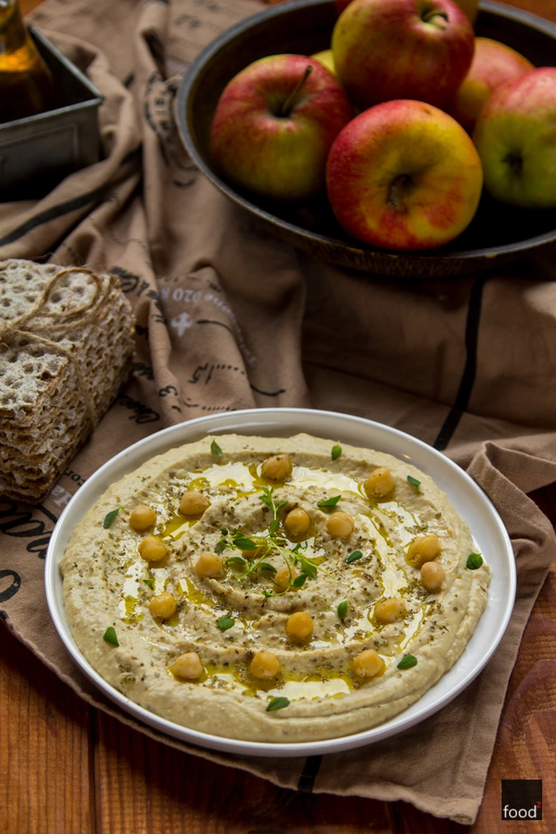 Hummus z duszonym jabłkiem i majerankiem
