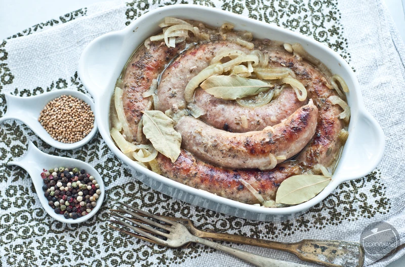 biała kiełbasa pieczona w piwie