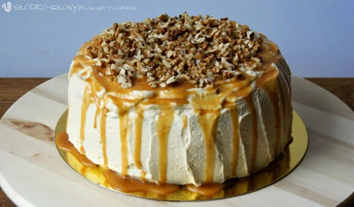 Tort jabłkowo-orzechowy z karmelem