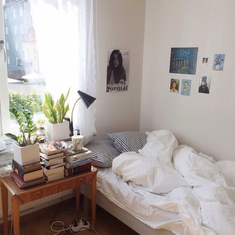 Minimalistyczny pokój studenta
