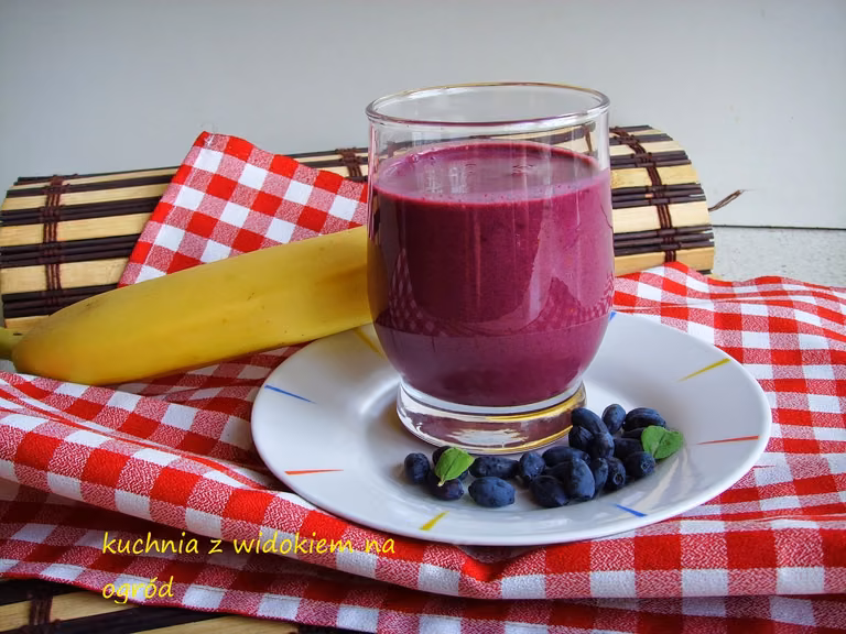 Koktajl z jagody kamczackiej i banana. Pyszny orzeźwiający deser.