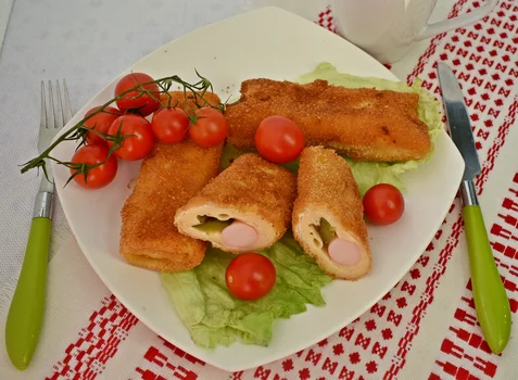 Krokiety z parówką, ogórkiem kiszonym i żółtym serem