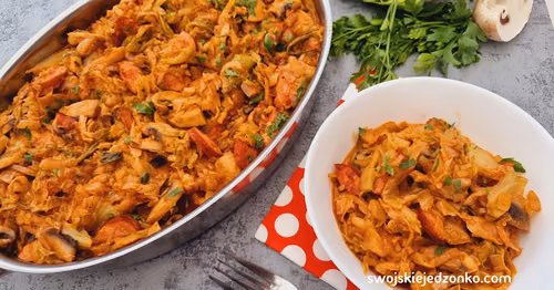 Bigos z młodej kapusty z pieczarkami