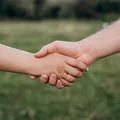 Dzień Odnawiania Znajomości - Jak i dlaczego warto odnawiać stare kontakty?