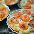 Łatwe mini tarty z pomidorkami, serem feta i czarnuszką