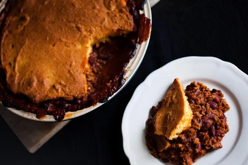 Zapiekanka chilli con carne pod kukurydzianą warstwą