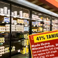 "Polskie sztabki złota" w zaskakującej cenie! Klienci od rana ustawiają się przed lodówkami Biedronki