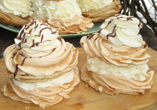 Przepis na Hiszpany, torciki bezowe z bitą śmietaną , proste i przepyszne +FILM