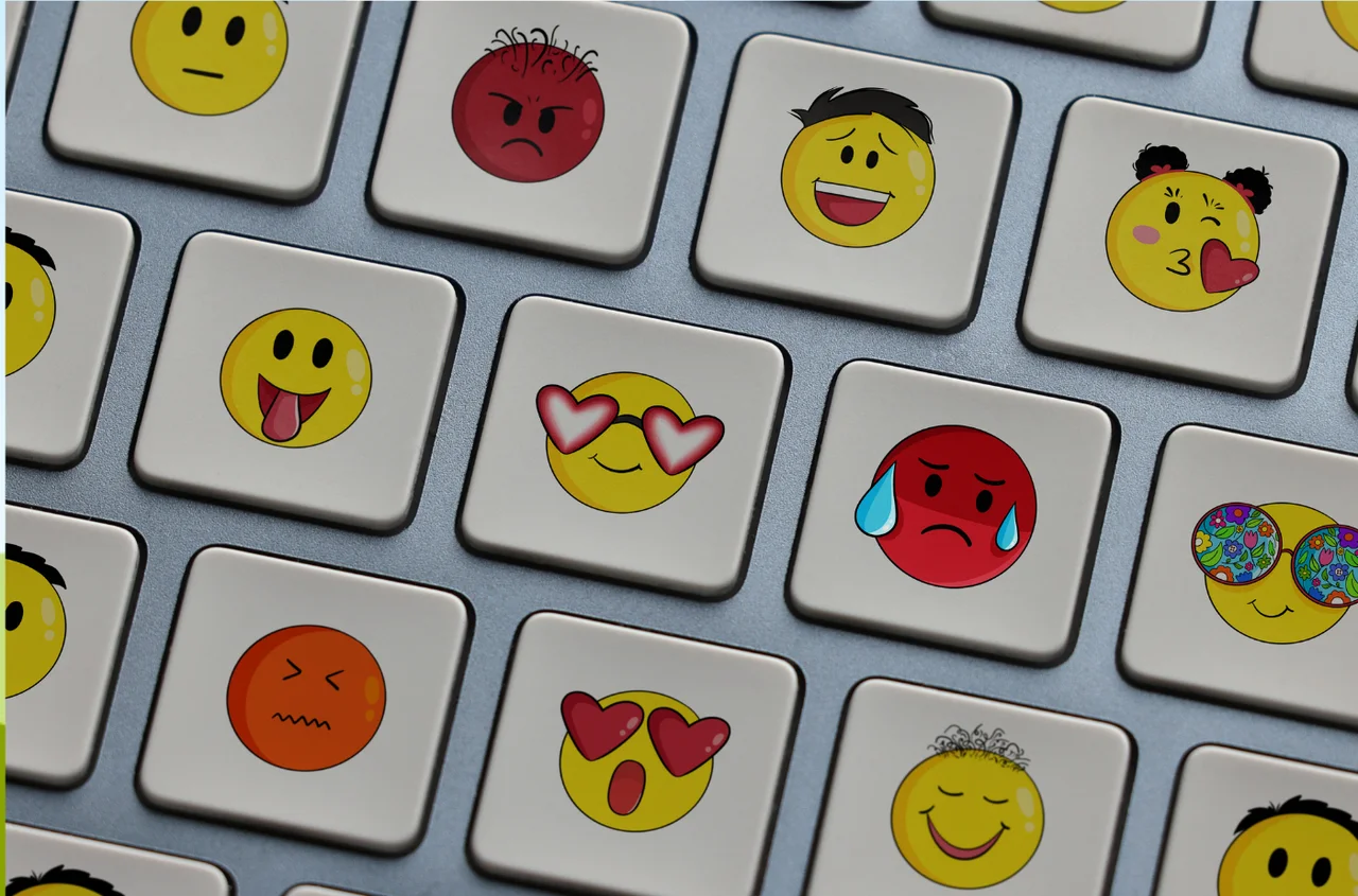 Światowy Dzień Emoji: Historia i Znaczenie Małych Ikon w Naszej Komunikacji