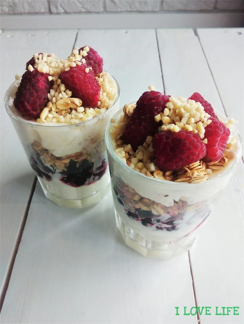 Deser z serkiem mascarpone i owocami