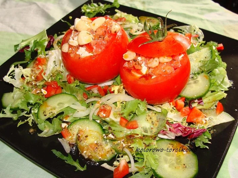 Sałatka w pomidorach
