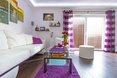Nowoczesny salon we fiolecie