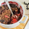 Crumble ze śliwkami, brzoskwiniami i porzeczkami