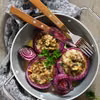 CEBULE FASZEROWANE KASZĄ BULGUR, OLIWKAMI I SEREM