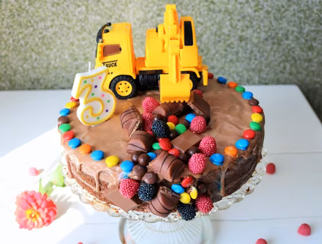 TORT CZEKOLADOWY Z KOPARKĄ