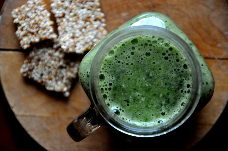 ZIELONY ZASTRZYK ENERGII – OCZYSZCZAJĄCE SMOOTHIE Z JARMUŻU