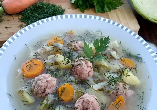 Zupa z młodej kapusty z pulpetami