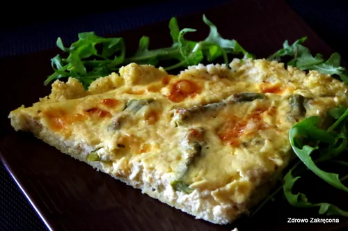 Jaglana quiche bez mąki i tłuszczu. Ze szparagami i serem brie
