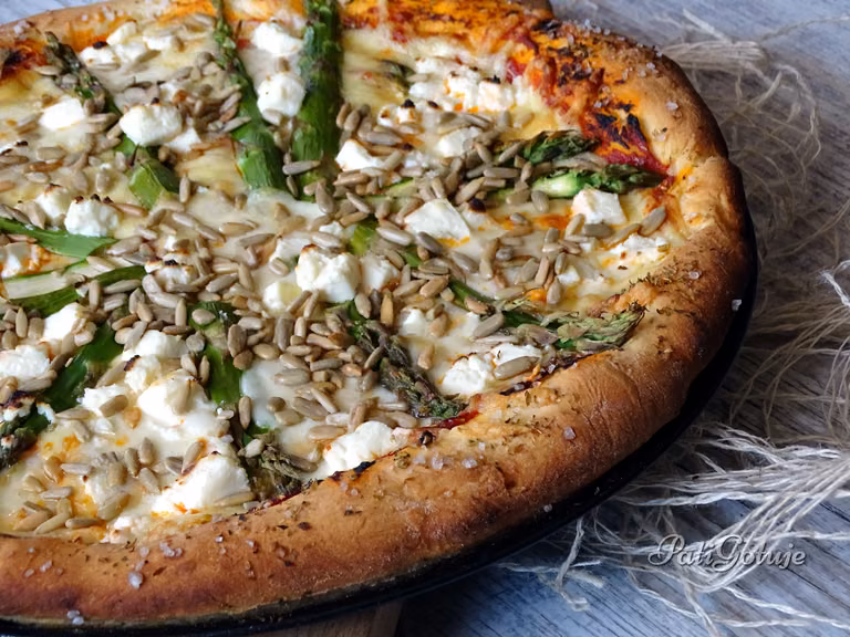 Pizza ze szparagami i słonecznikiem na grubym cieście
