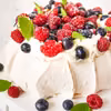 Beza Pavlova z malinami i borówkami