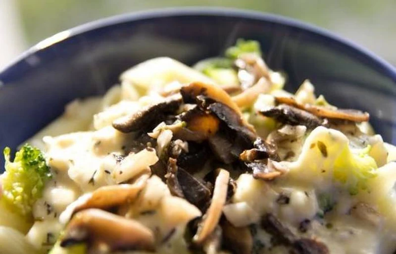Penne z brokułami, pieczarkami i serem pleśniowym