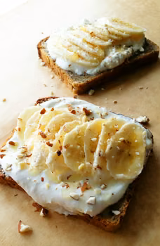 Tosty z waniliową ricottą i bananami