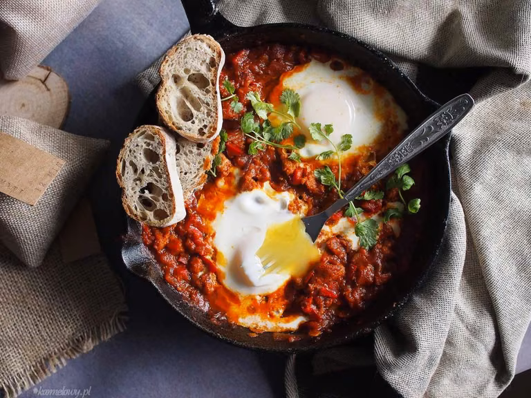Szakszuka z chorizo i chili
