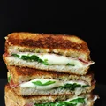 Tosty z salami i pesto
