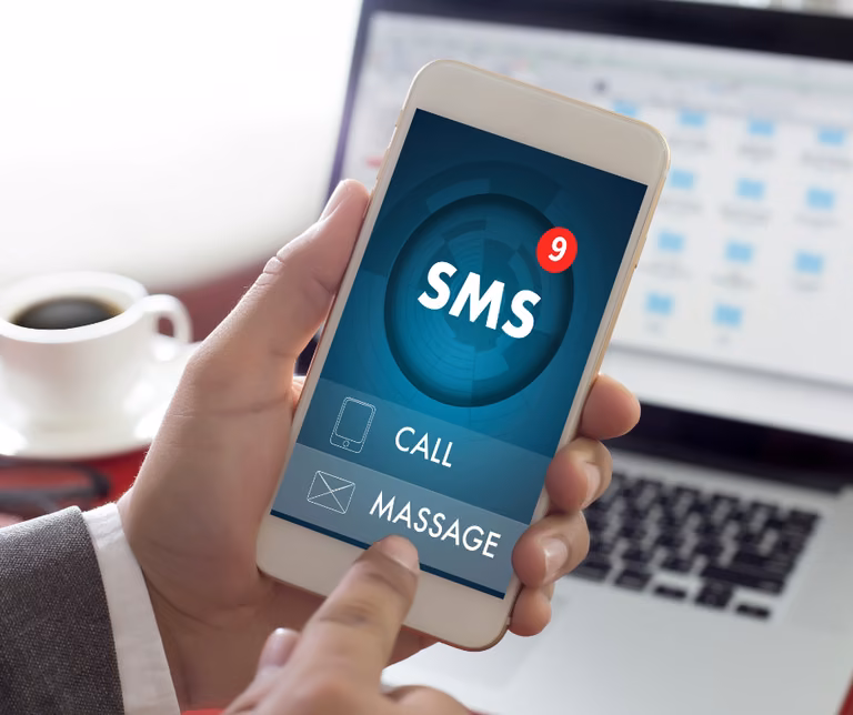 Czy można zwolnić się z pracy przez SMS?