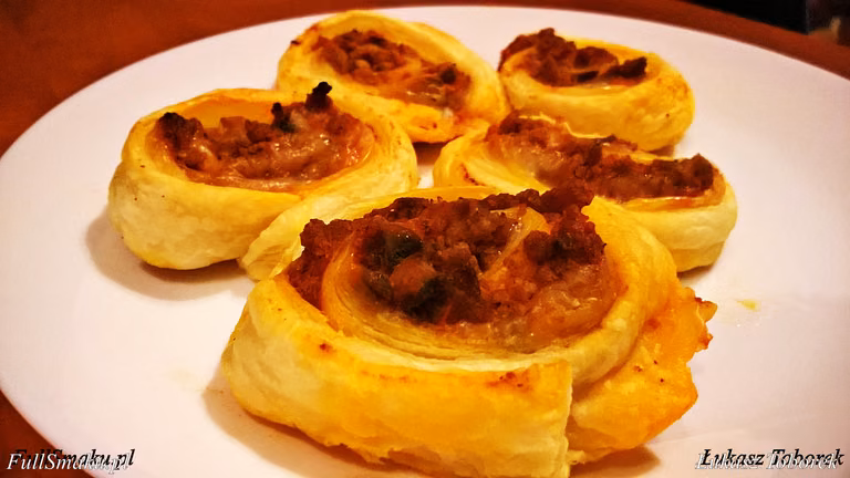 Mini pizza z ciasta francuskiego