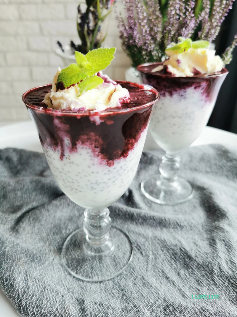 Jagody z  chia i mascarpone