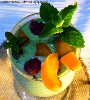 Koktajl Matcha z chia, morelami i maliną (vege & white sugar free)