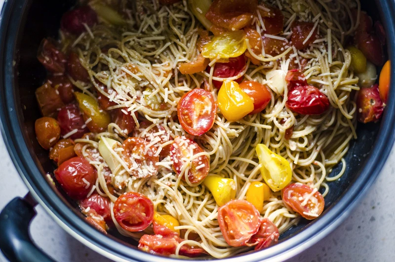 Makaron z pieczonymi pomidorami i czosnkiem