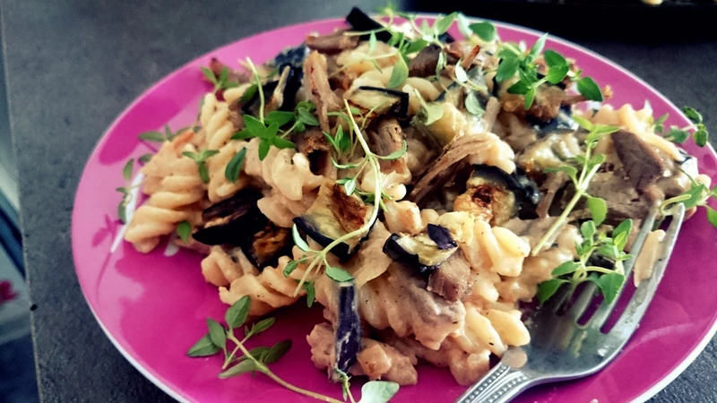 lekki makaron fusilli (świderki) z ricotta, bakłażanem i indykiem