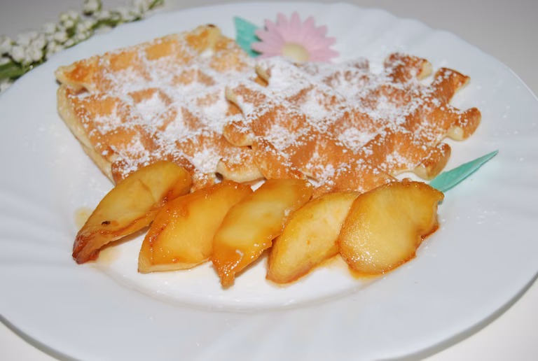 Gofry waniliowe z karmelizowanymi jabłkami