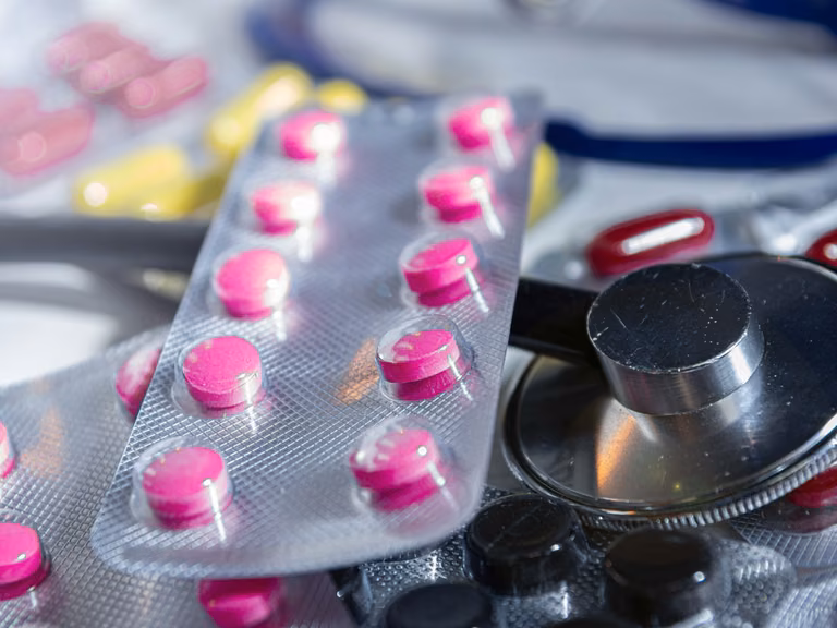 Antybiotykowe Dylematy: Kiedy są niezbędne, a kiedy ryzykowne? Zrozum lekarstwa!