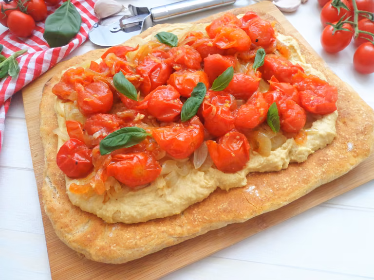 Pizza z hummusem, karmelizowaną cebulką i chutney z pomidorków