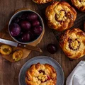 Drożdżówki ze śliwkami, mascarpone i kruszonką
