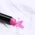 Jak usunąć plamę z eyelinera, pomadki?