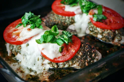 Pierś z indyka pieczona w pesto