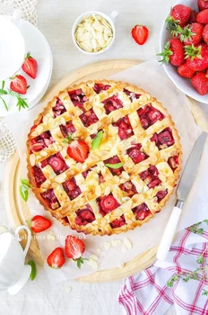 Tarta z truskawkami i rabarbarem