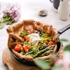 Wytrawny dutch baby ze szparagami i pomidorkami pieczonymi