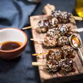 MINI KEBABY Z SEZAMEM I SOSEM TERIYAKI