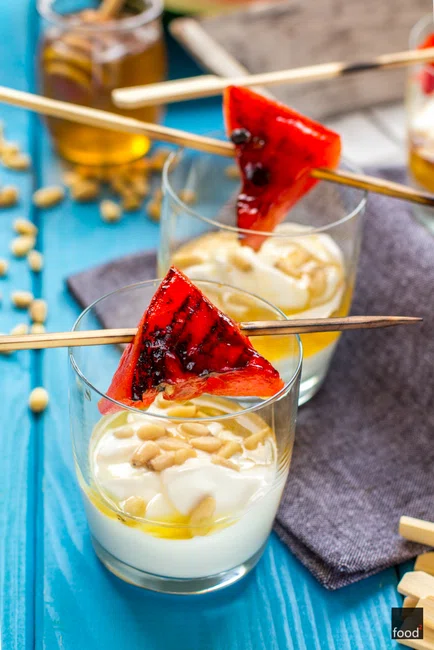 Grillowany arbuz z jogurtem greckim, orzeszkami piniowymi i miodem