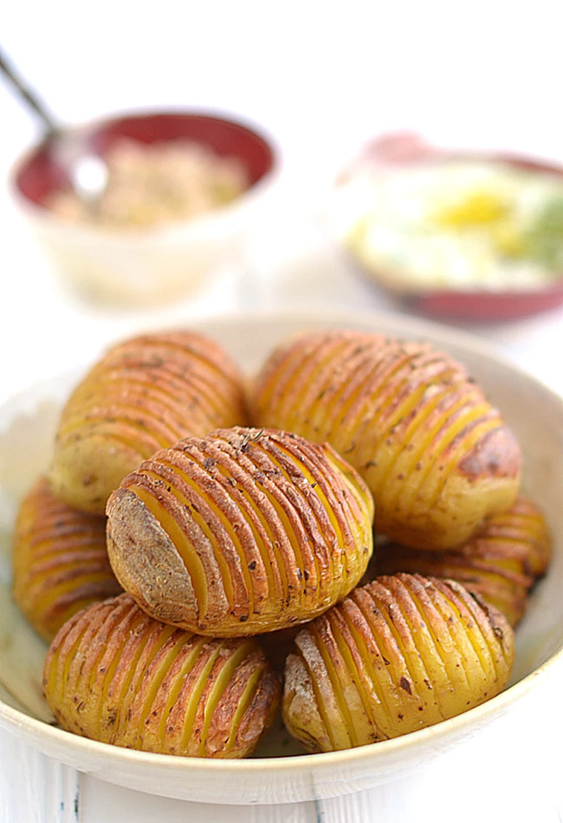 Pieczone ziemniaki "harmonijkowe" (zwane też Hasselback) z dwoma dipami