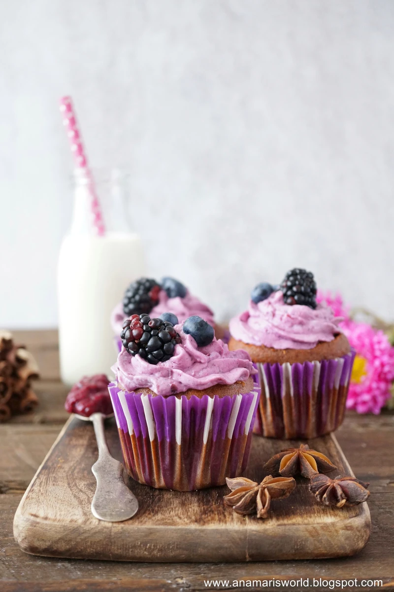 Cupcake z kremem owoce leśne