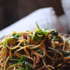 Spaghetti z suszonymi pomidorami, niebieskim serem i rukolą.
